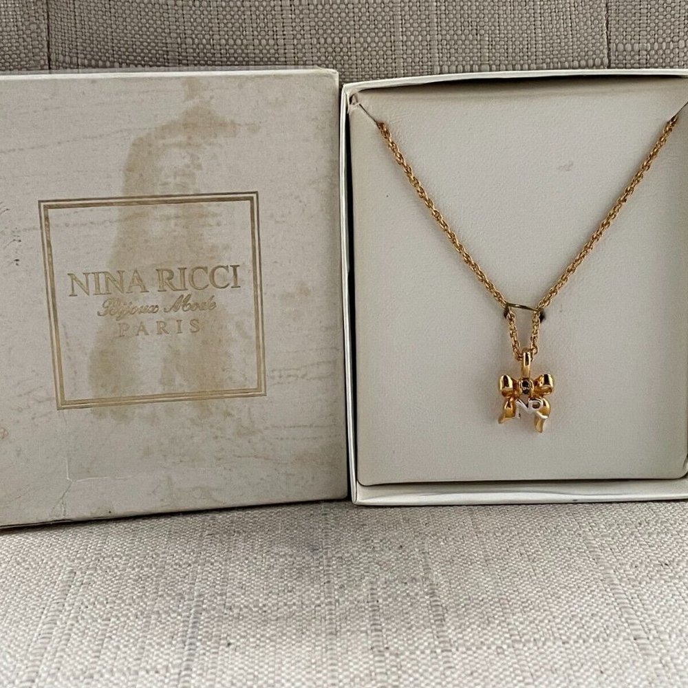 Nina Ricci Bijoux Mode Paris Women Necklace Gold Tone NR Pendant Jewelry w/ Box